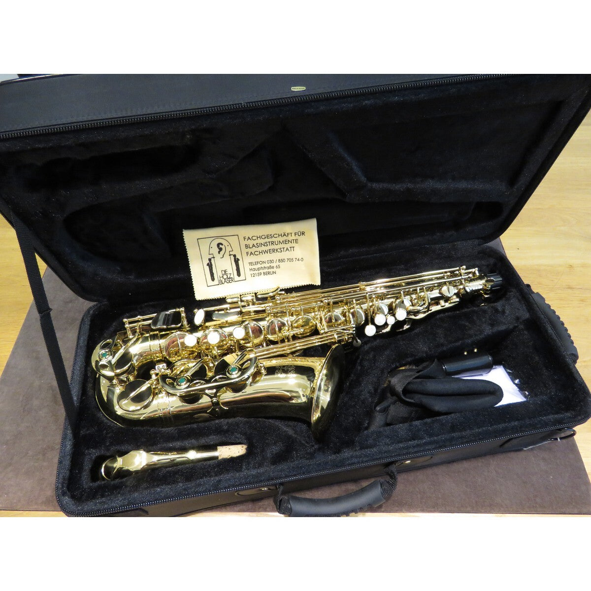 Altsaxophon Yoshino V12 Goldlack 1.Jpg